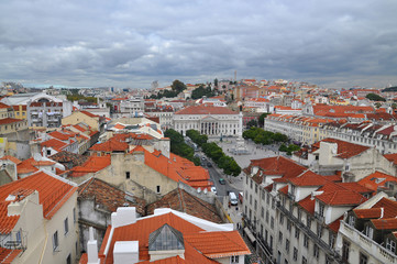 Fototapeta na wymiar Vue sur le Rossio de Lisbonne depuis l'ascenseur Santa Justa