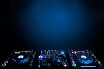 Obraz premium Gramofony dla DJ-ów i mikser elektroniczny
