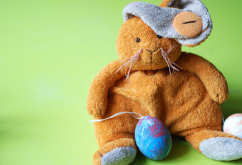 Hase Ostern seitlich sitzend