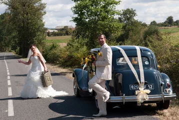 Deurstickers jeunes mariés en panne d' essence sur une route de campagne © PL.TH