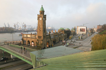 Landungsbr&uuml;cken in Abendstimmung
