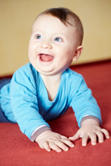 Fototapeta premium Baby krabbelt das erste Mal