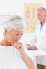 Obraz premium Sick patient with her doctor