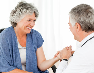 Obraz premium A senior doctor doing an examination of his patient