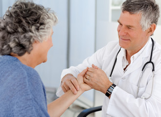 Obraz premium A senior doctor doing an examination of his patient