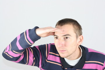 Homme scrutant l'horizon