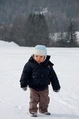 Fototapeta na wymiar Enfant à la neige