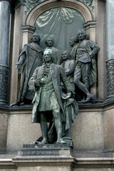 Bronzestatuen eines historischen Denkmals in Wien