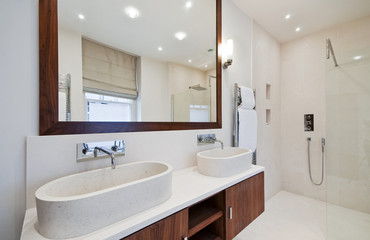 Fototapeta na wymiar łazienka z podwójną umywalką ręki