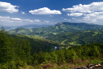 Piękny górski pejzaż w polskich górach Beskidach
