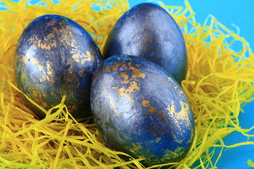 drei blaue Ostereier