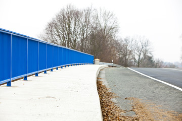 blauer Zaun an einer Autobahnbr&uuml;cke