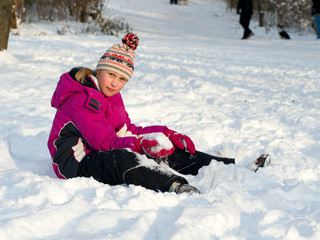 Fototapeta na wymiar child in snow