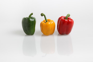 trois poivrons sur fond blanc