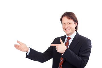 mann im anzug zeigt auf etwas