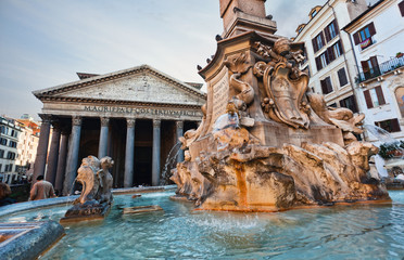 Fototapeta na wymiar Pantheon with fountain