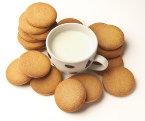 Tazza di latte con biscotti