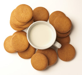 Tazza di latte con biscotti