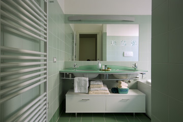 moderno bagno con grande specchio