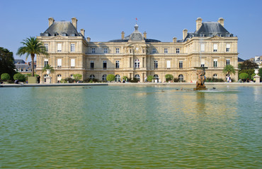 Fototapeta na wymiar Pałac Luksemburski w Paryżu i ogród