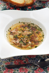 Maíz , frijoles , papas , tocino y perejil