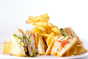 Club Sandwich mit Pommes-Frites