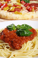 Spaghetti und Pizza closeup