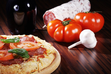 Pizza Salami frisch serviert mit Beilagen close up