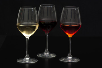 Calici con vino bianco, rosso e rosato 2