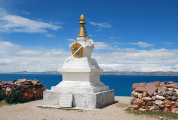 Fototapeta na wymiar Stupa near Nam Tso Lake