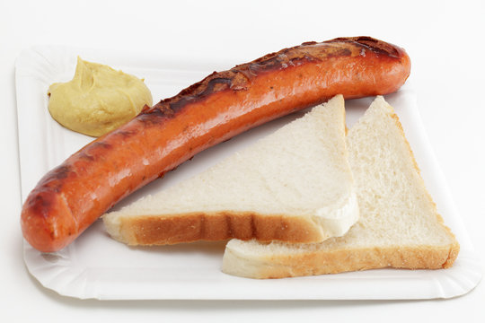 Krakauer Bratwurst mit Toastbrot auf Pappschale
