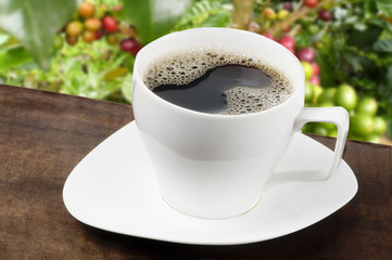 Taza de café blanca con fondo azul