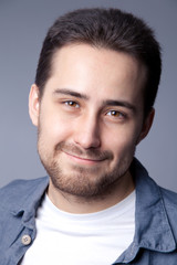 Obraz premium Positive young man looking at camera