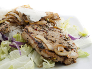 Schnitzel auf Salat