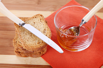 biscottes et confiture d'abricots