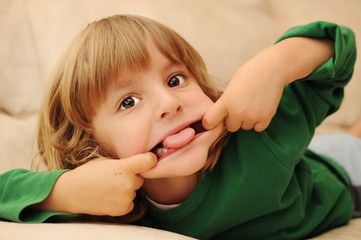 Kinder Grimasse