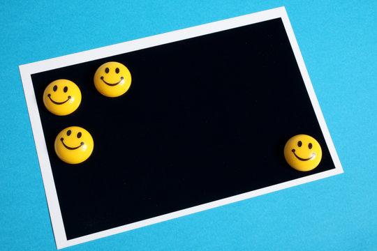 faccine con sorriso su fotografia