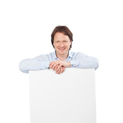 lächelnder mann mit weißer tafel