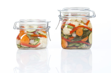 bocaux de petits legumes bio façon pickles