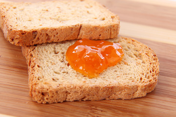 biscottes et confiture d'abricots