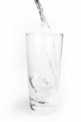 Wasser mit Eiswürfeln im Glas