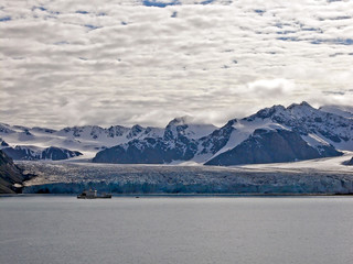 Glacier Bay Fjord: rivers of ice