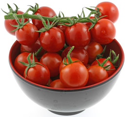 tomates cerises dans un bol