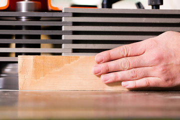 Tischler an der Fräsmaschine