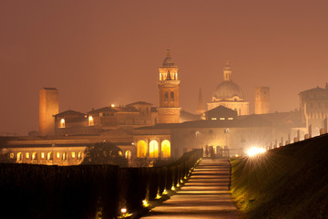 Fototapeta na wymiar Nighttime panorama historycznego Mantova, Włochy Nothern