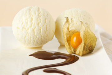 vanilla ice cream scoops