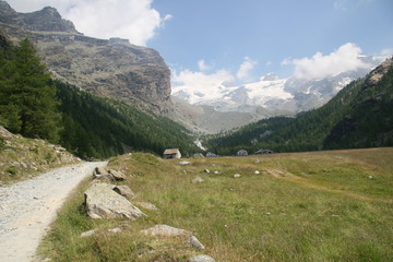 alta montagna selvaggia con lago
