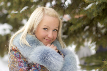 Девушка в парке греет руки © jura