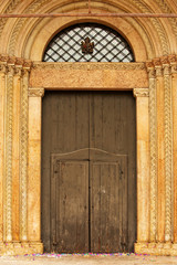 Fototapeta na wymiar Wejście do katedry w Modenie na Piazza Grande, Modena, Włochy