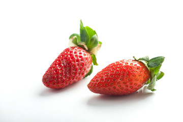 zwei Erdbeeren auf weißem Hintergrund